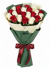 Букет Микс из красных и белых роз в Старой Вичуге