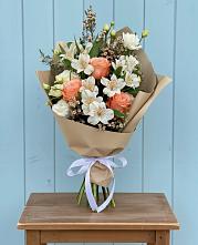 Букет цветов из:  Альстромерии, Лизиантусы, Розы и Хризантемы в Старой Вичуге