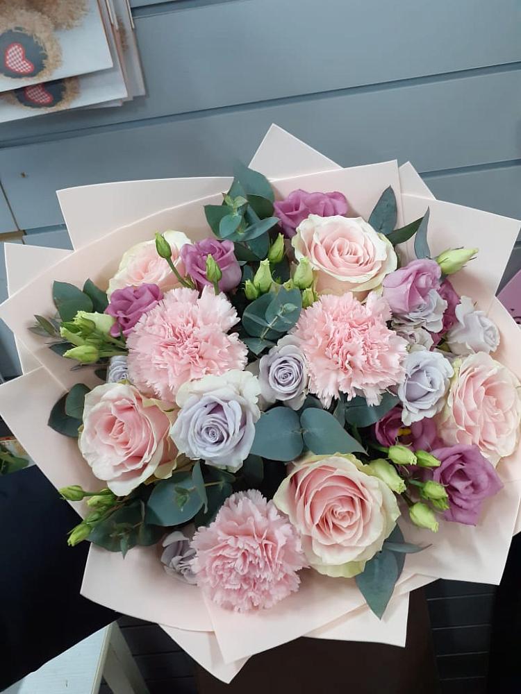 Букет цветов из: Розы, Гвоздики и Лизиантусы в Старой Вичуге